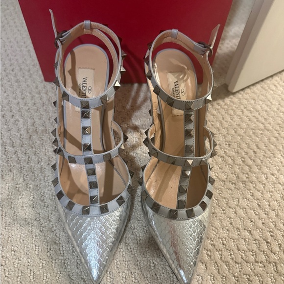 Excellent pre-owned condition 
Light Metallic Python Embossed Leather - Picture 2 of 5